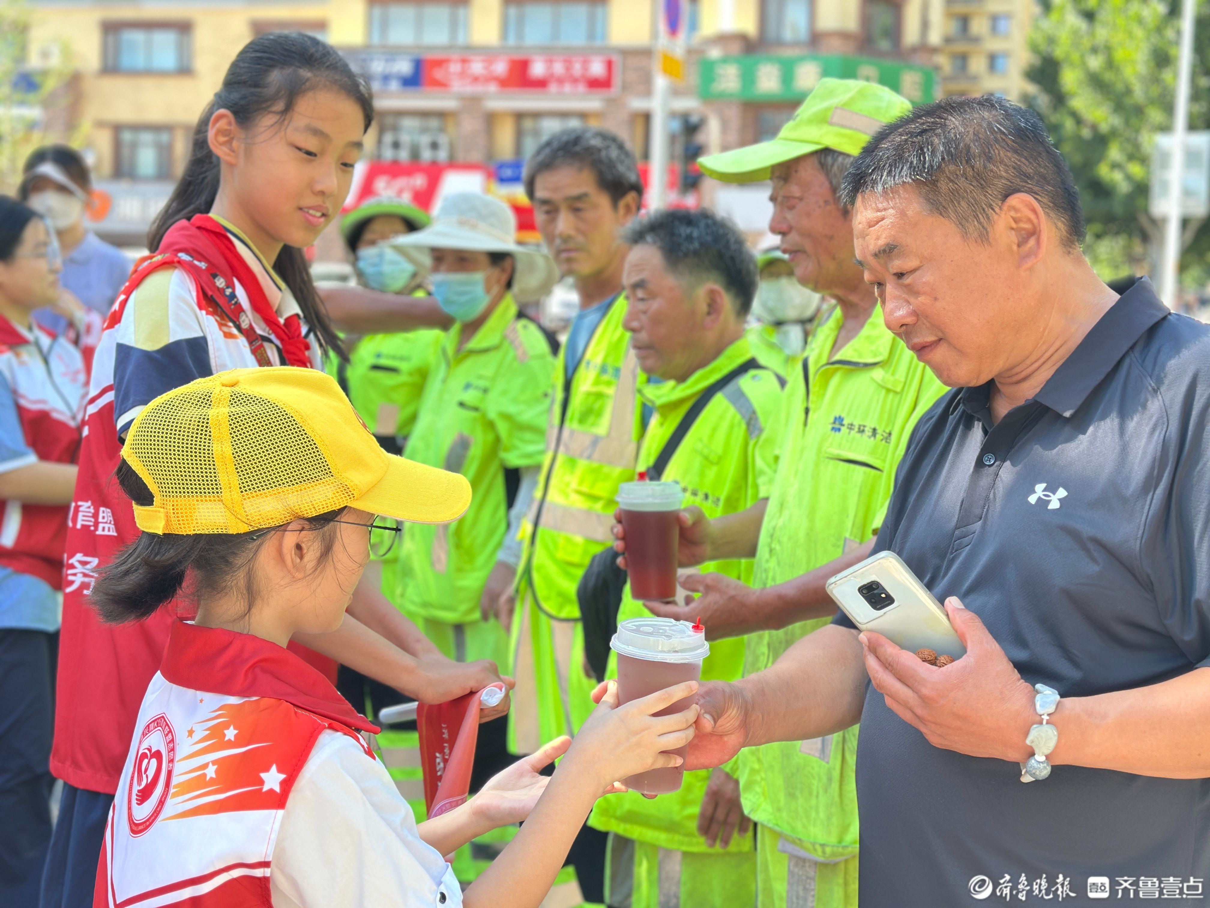 致敬城市美容师，兴隆街道开展“清凉行动”