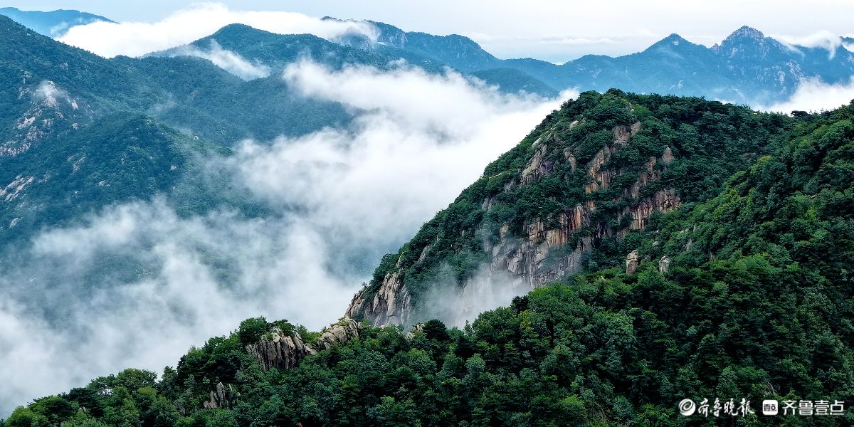 沂蒙山雨后现云海景观