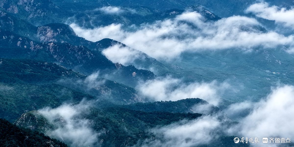 沂蒙山雨后现云海景观