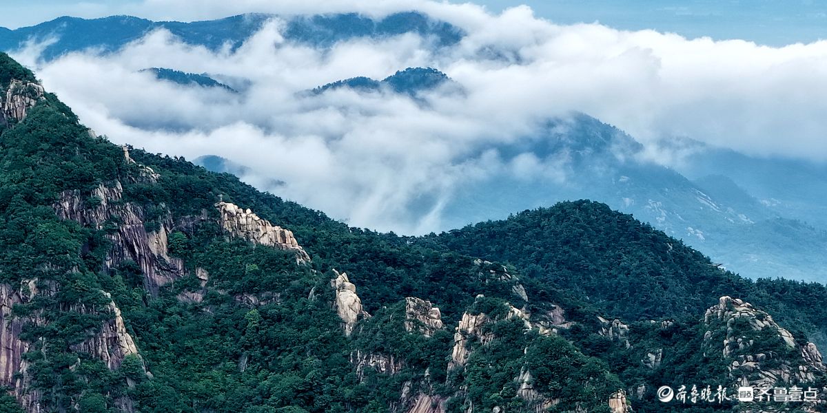 沂蒙山雨后现云海景观