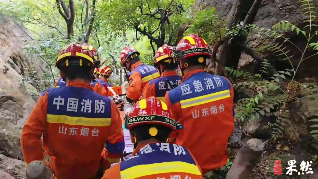 果然视频|女子爬山摔倒受伤，消防员用担架抬下山