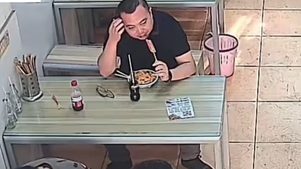 男子在餐厅正吃着饭 可乐突然被抢走，三人的沉默震耳欲聋！