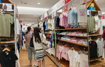 女装尺码缩水 成年人开始“反向消费”买童装