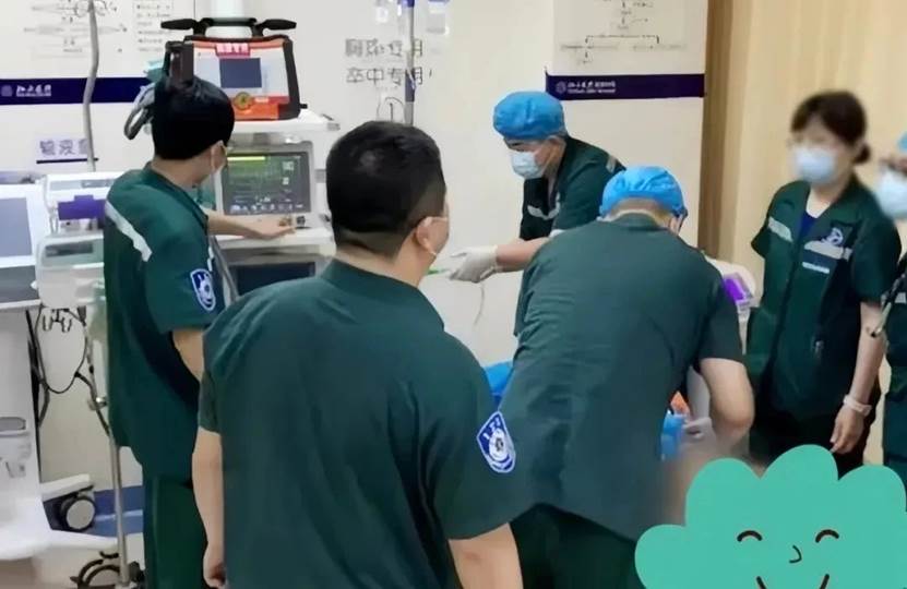 50岁患者突发室颤，医护团队“生死竞速”抢回生命