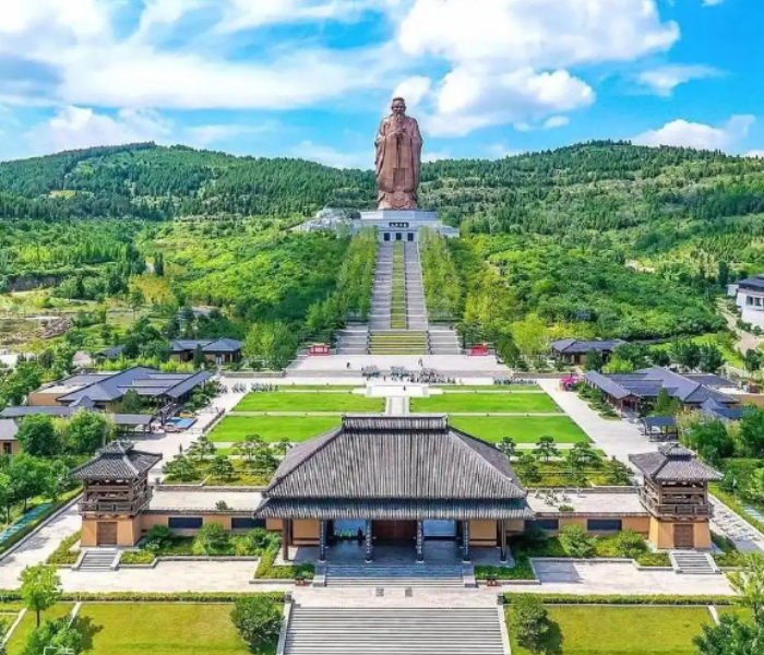 2025年7月9日至10日,第十一届尼山世界文明论坛将在山东曲阜举办。本届论坛将围绕文明起源与未来发展、儒家文化的世界意义和时代价值、在全球现代化进程中成人之美、文明视野下的家庭意义与社会发展、人工智能发展与人类文明走向、齐鲁文化与世界文明等六个方面展开对话。
