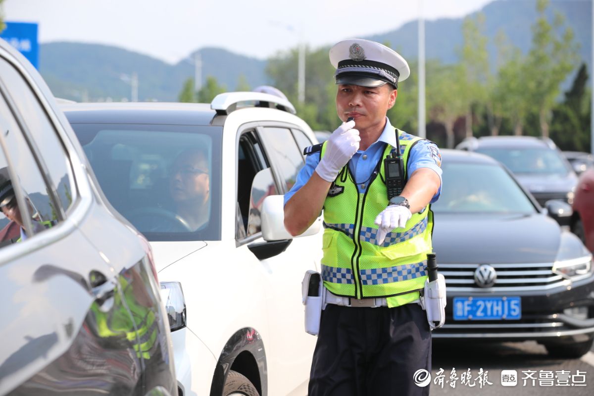 图集|无惧“烤”验，挥汗坚守！烈日下的烟台交警