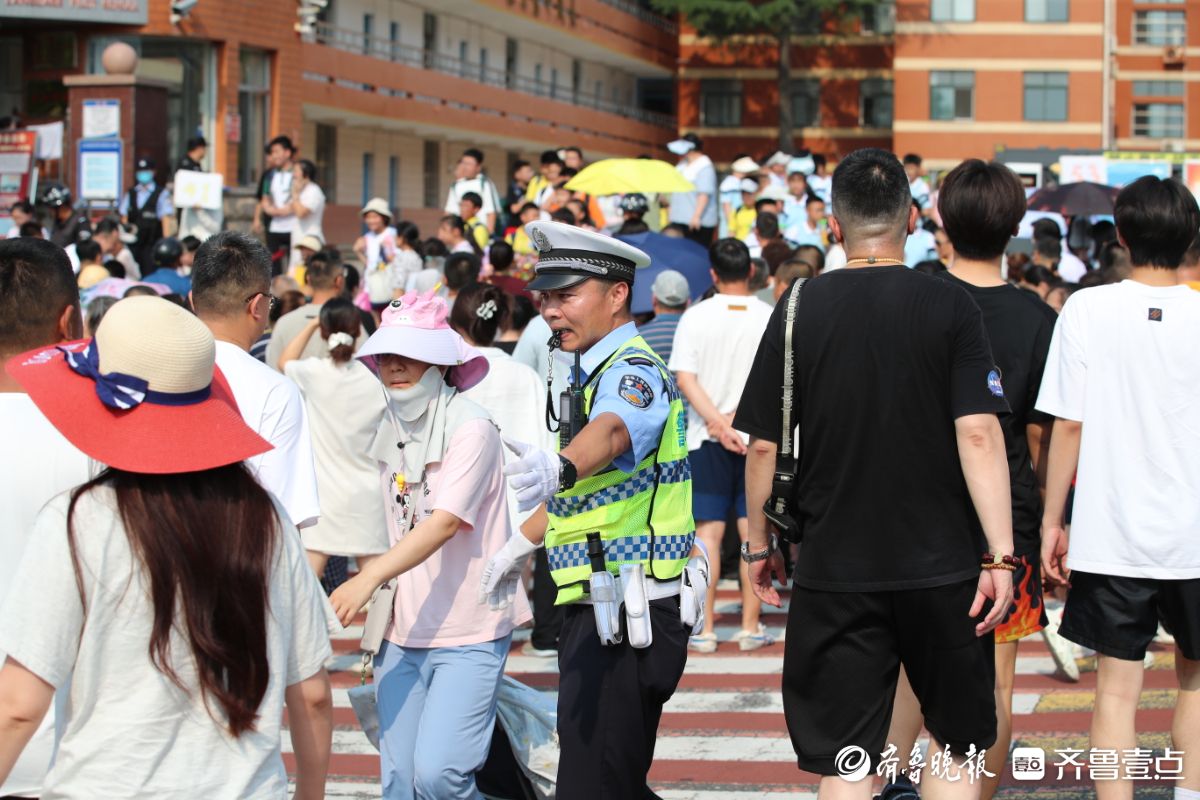 图集|无惧“烤”验，挥汗坚守！烈日下的烟台交警
