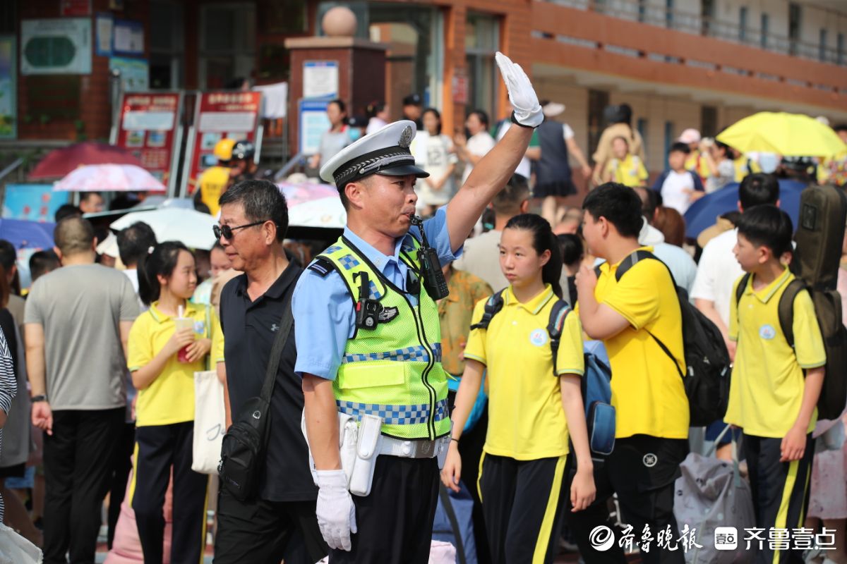 图集|无惧“烤”验，挥汗坚守！烈日下的烟台交警