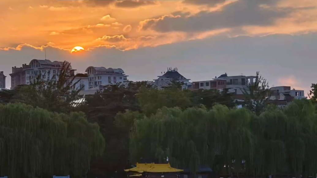 天气情报站|绚丽多姿！夏日晚霞现丁达尔效应，济南天空梦幻如画