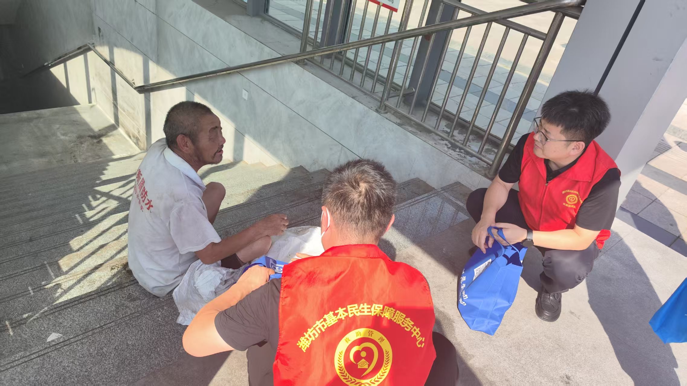 40℃热浪中，潍坊为临时遇困人员撑起“保护伞”