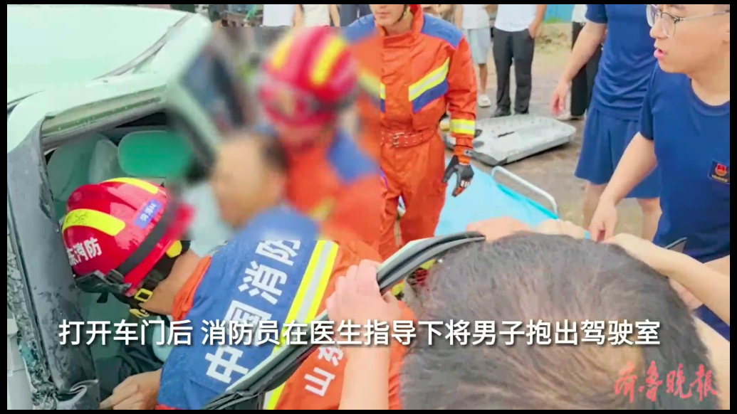 果然视频|两车相撞致一人被困，众人合力施救