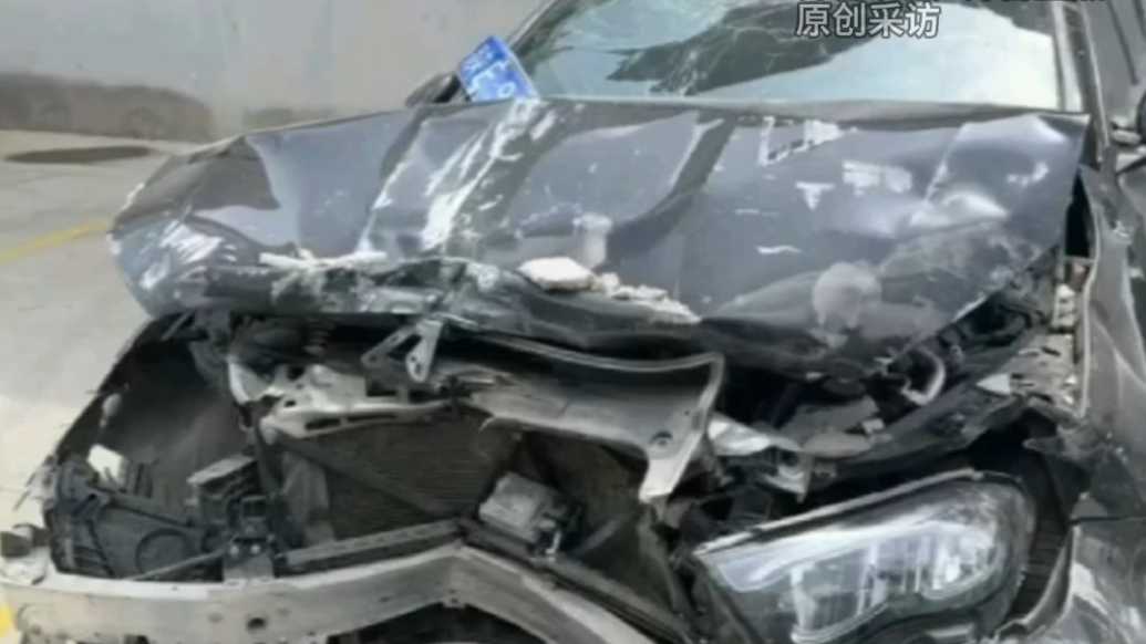 果然视频｜三名初中生凌晨偷奔驰致严重车祸，车头几乎撞没，保险公司拒赔