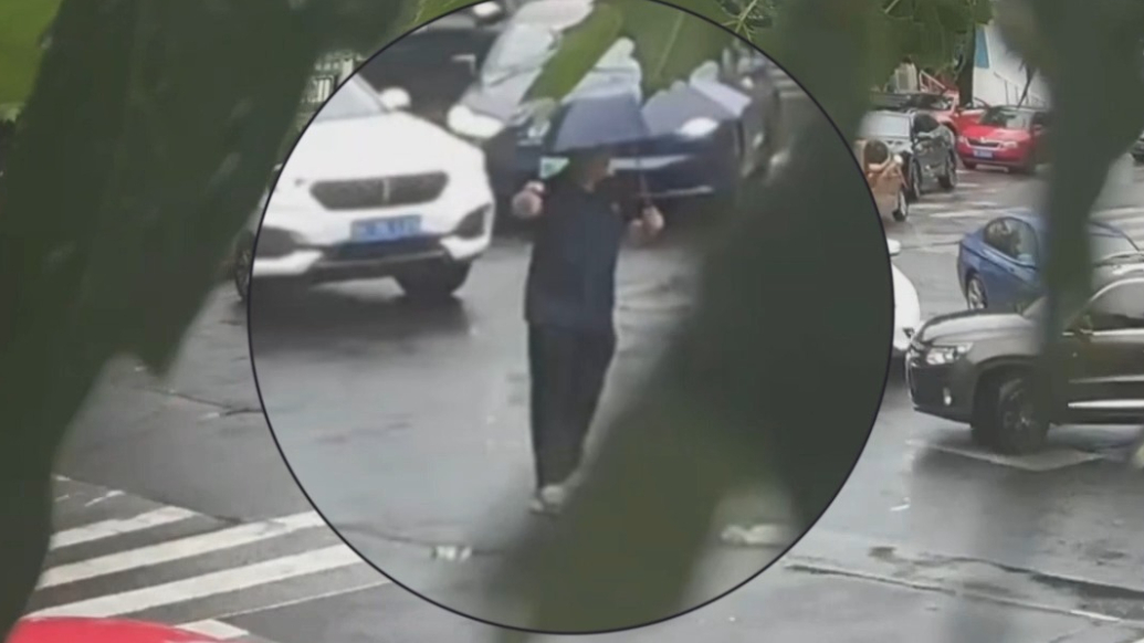 果然视频|休班送孩子上学遇拥堵，烟台辅警就地“上岗”疏导交通