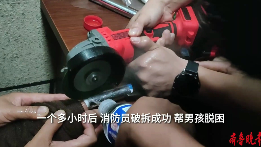 果然视频|男孩被金属管“咬”住手，消防员耐心切割帮其脱困