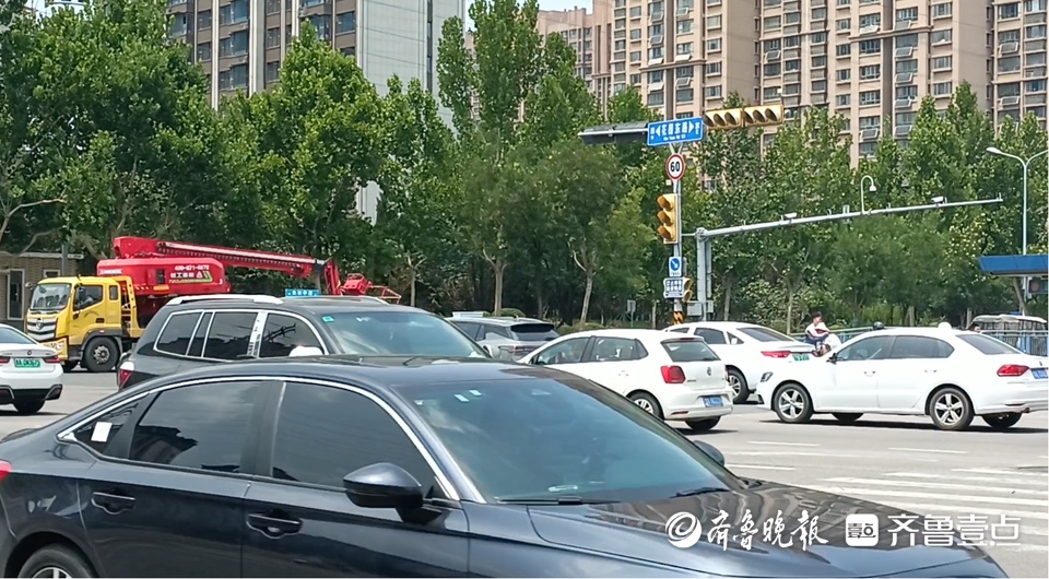 情报站|济南奥体中路与花园东路路口红绿灯不亮，存隐患盼修复！