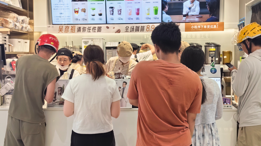 果然财经|平台大战商家爆单！有的店4个人一天做了3000杯