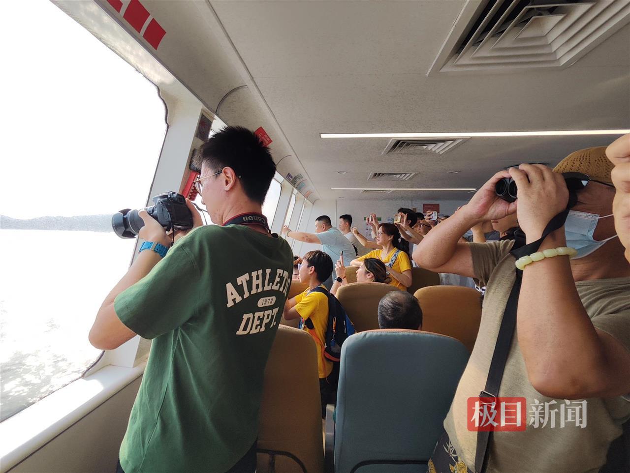 没预约到山东舰参观票咋办？香港市民坐船“追拍”航母，整个船舱齐刷刷举起手机