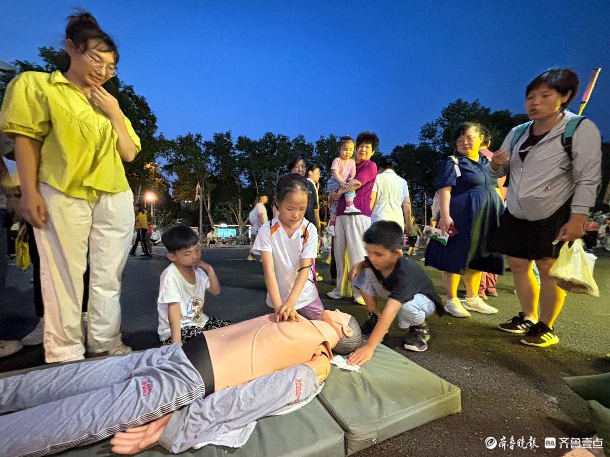 “中医药文化夜市”最后一天火爆依旧，健康养生热度不减