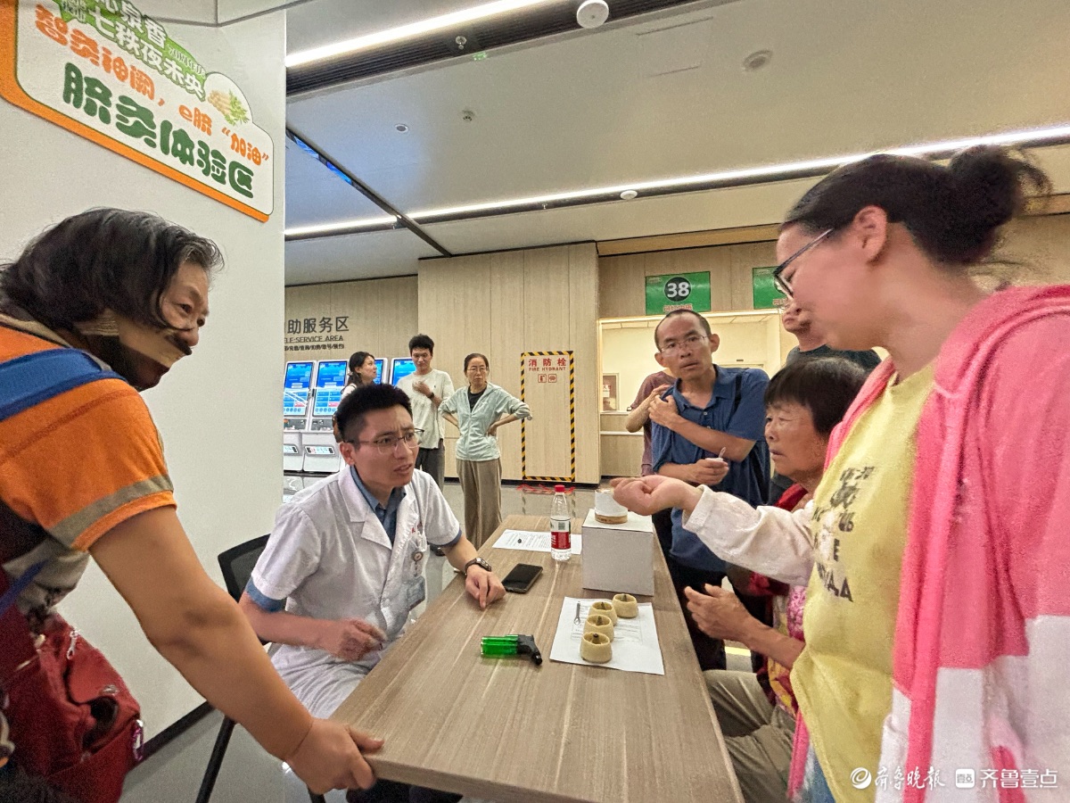 “中医药文化夜市”最后一天火爆依旧，健康养生热度不减