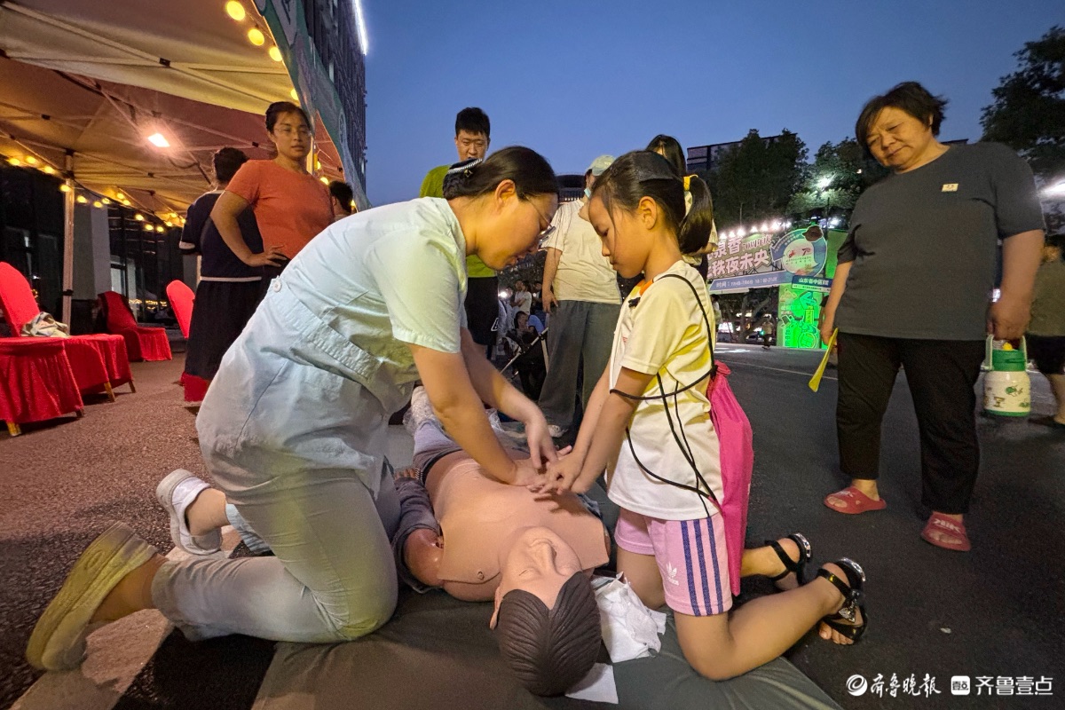 “中医药文化夜市”最后一天火爆依旧，健康养生热度不减