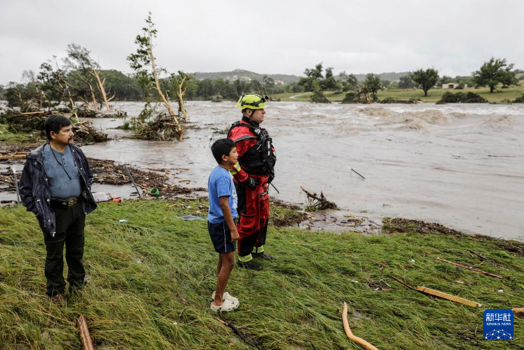 美国得州洪水已致至少80人死亡，夏令营10名女童仍下落不明