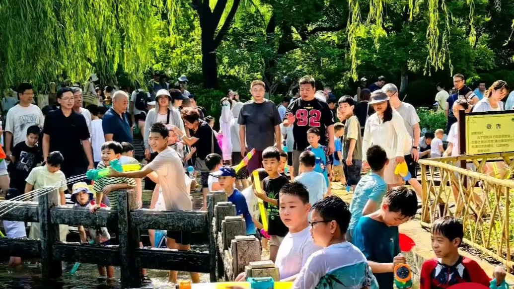 情报站|酷暑难耐，济南五龙潭戏水成避暑胜地！尽享夏日清凉