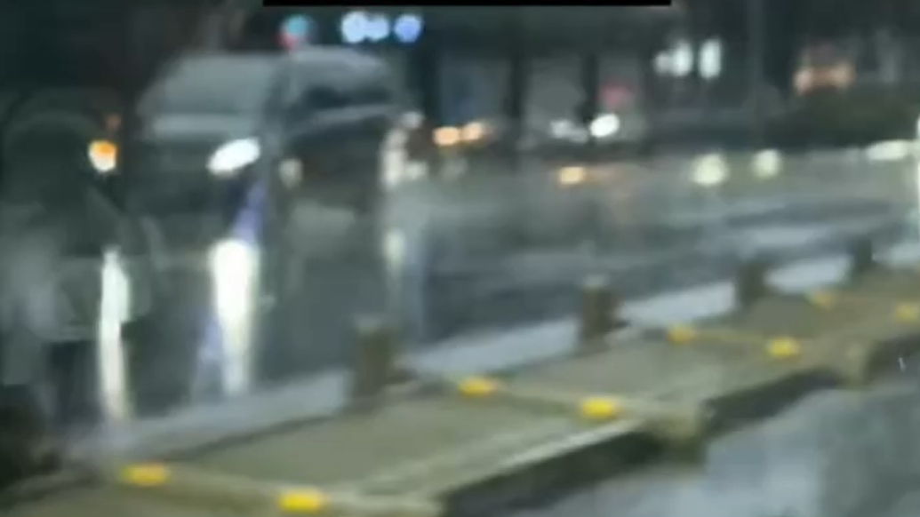 天气情报站|风雨交加！济南经七路一段护栏倒地，出行注意安全