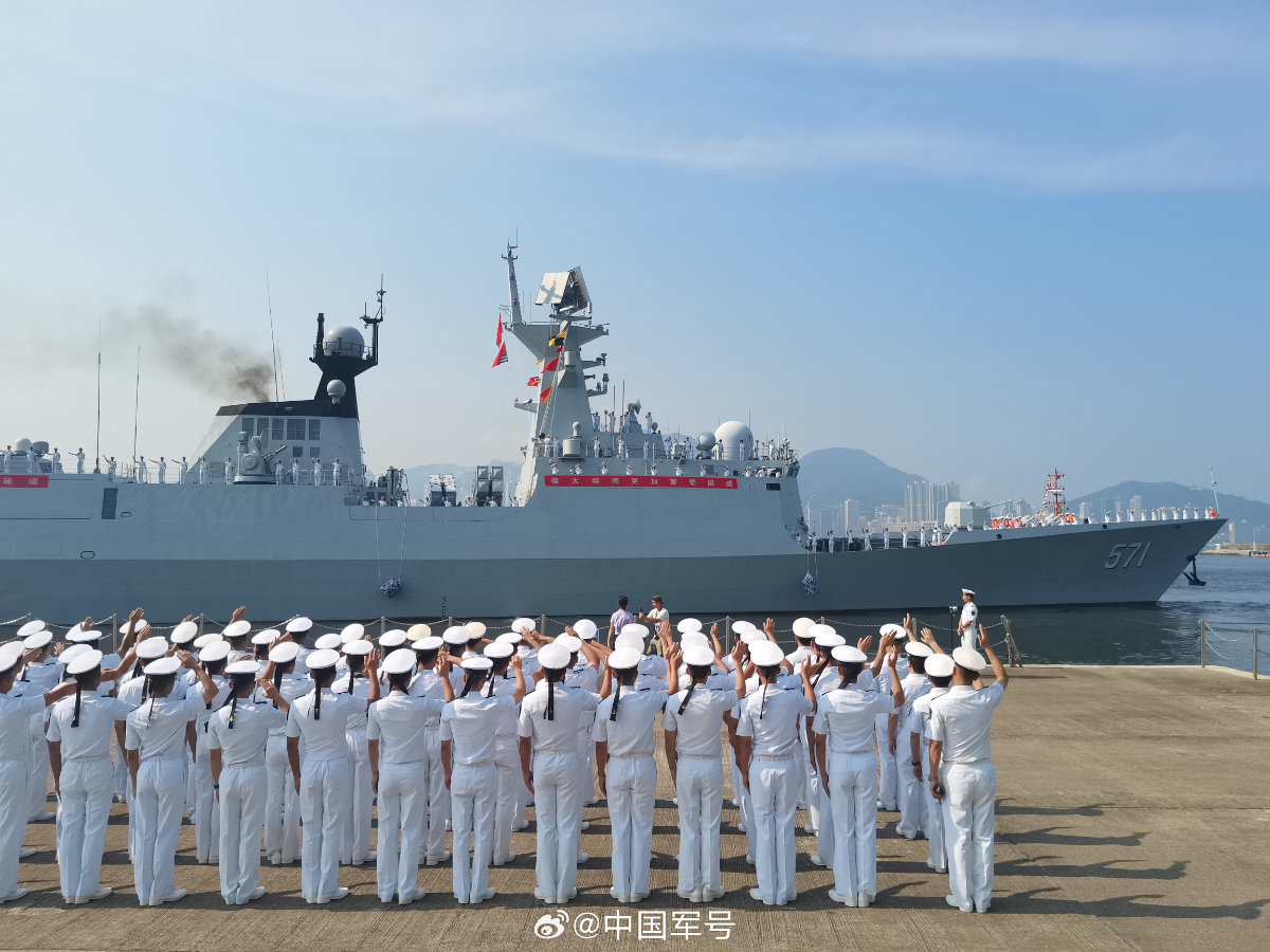 山东舰航母编队结束访问离开香港