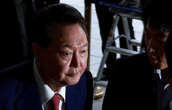韩媒披露尹锡悦涉嫌罪名细节：指示警卫亮枪和删电话记录