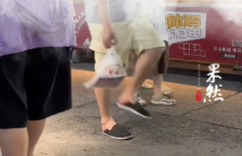 辽宁锦州凌河夜市现“崴脚区”，多名市民路过都打了个趔趄