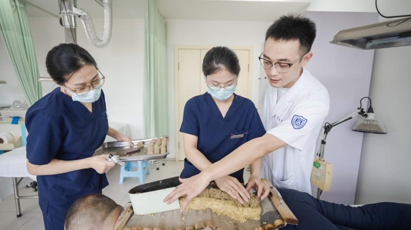 除深寒、补虚损，中医传统疗法三伏灸膏肓助力“冬病夏治”