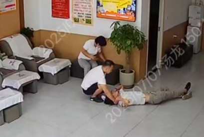济宁一店员突然倒地，热心小伙紧急施救助其脱险