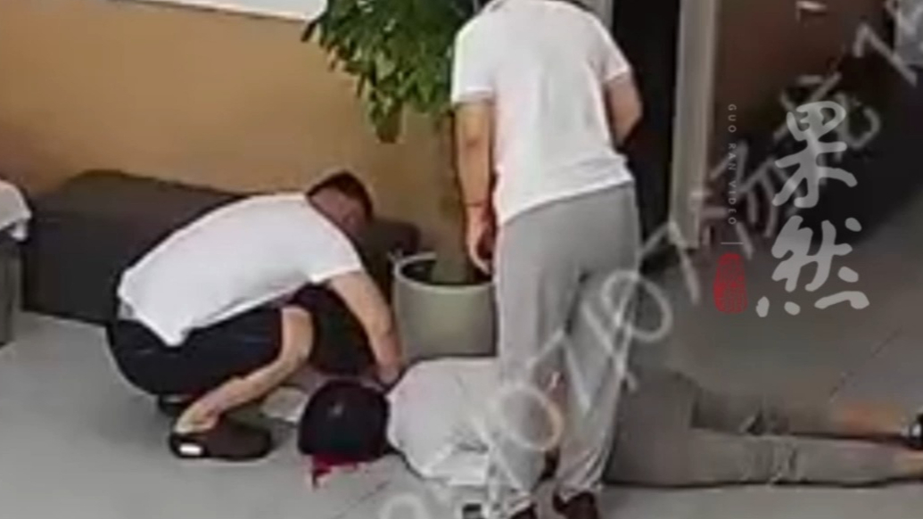 果然视频｜济宁一店员癫痫倒地，紧急关头顾客出手了