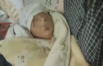 四川万源一男子玉米地里捡到男弃婴，镇政府回应：已妥善安置