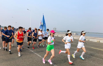 “山海同行 奔赴和平”接力跑活动在潍坊滨海激情开跑