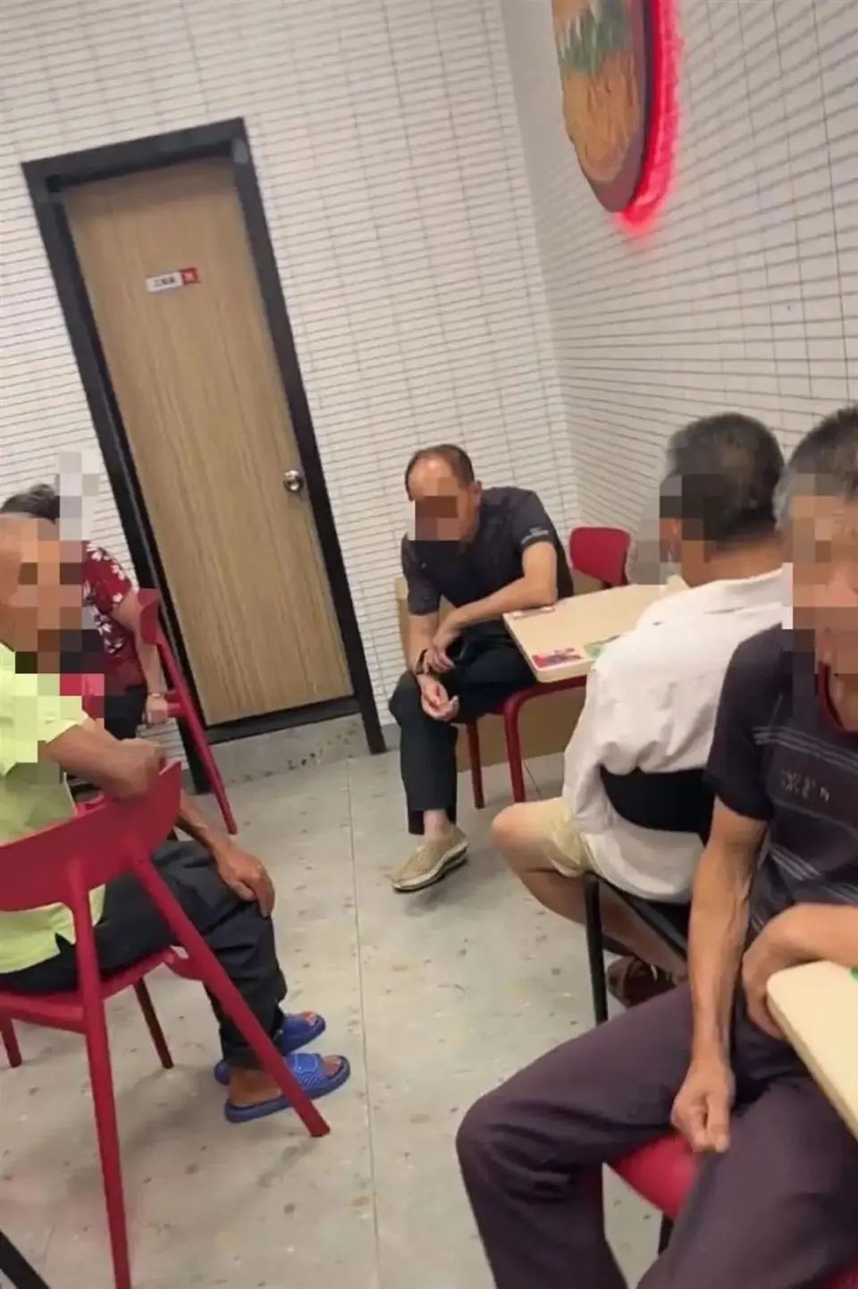 老人扎堆进华莱士占位蹭空调，店家的无奈如何化解？