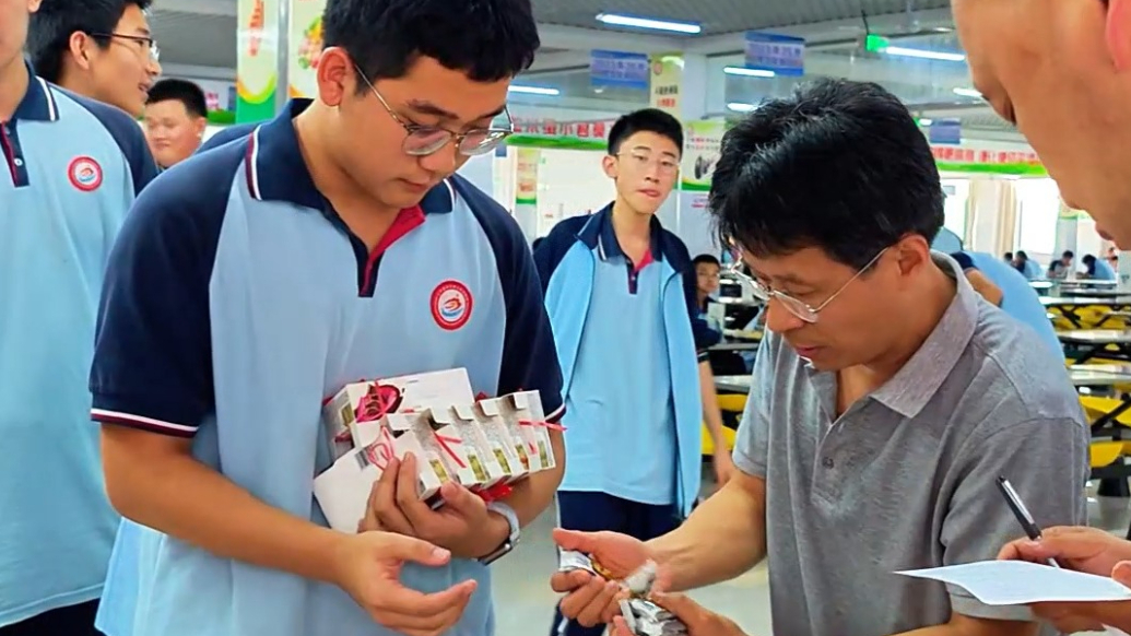 果然视频｜泰安一高中期末考试前，校长为学生分发巧克力