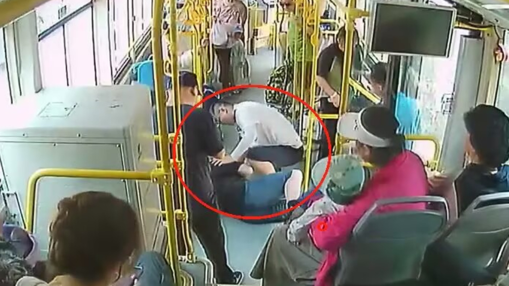果然视频丨男子车内突发癫痫，公交驾驶员专业救助获赞