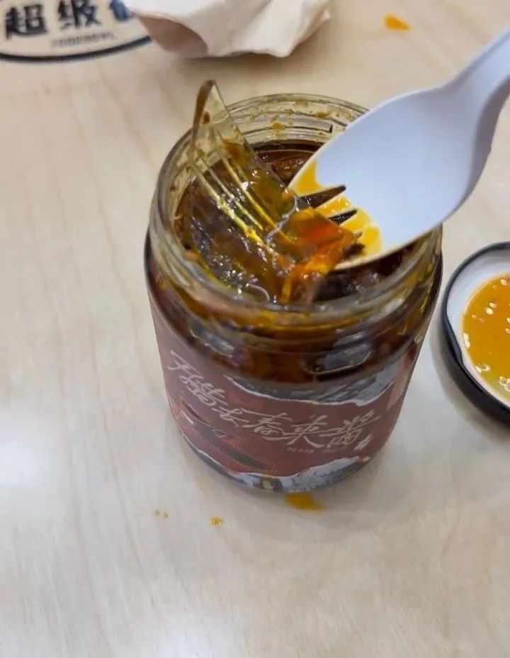 茶颜悦色辣酱中吃出玻璃碎片，品牌回应：已退款，核查同批次产品