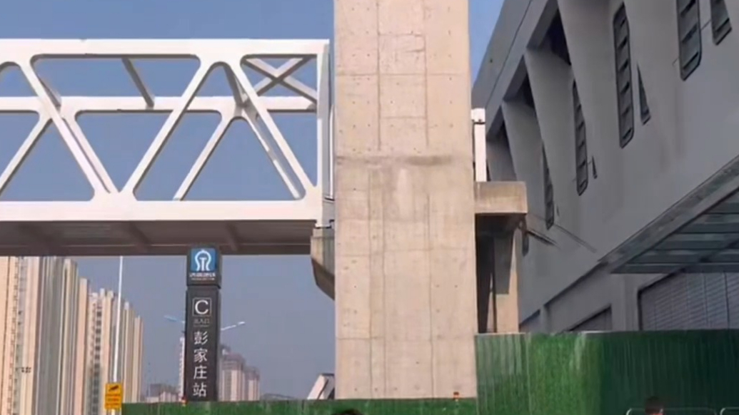 果然视频|无缝换乘，济南高新东区云巴与地铁2号线这样“牵手”