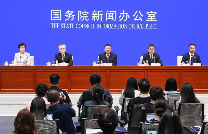国务院新闻办公室举行“高质量完成‘十四五’规划”系列主题新闻发布会。首场发布会于2025年7月9日(星期三)上午10时举行,请国家发展改革委主任郑栅洁、国家发展改革委副主任李春临、国家发展改革委副主任周海兵、国家发展改革委秘书长袁达介绍“十四五”时期经济社会发展成就,并答记者问。
