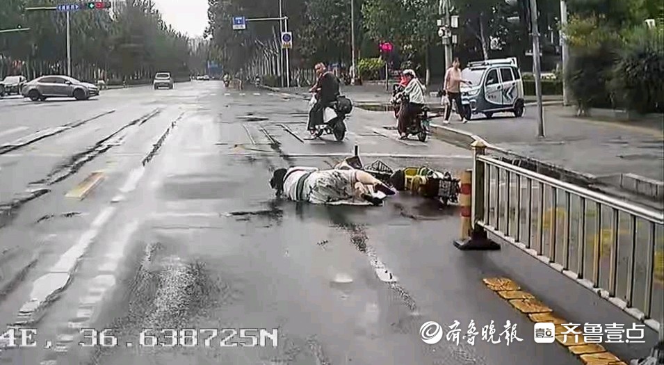 情报站|点赞！一电动车主不慎摔倒，济南公交驾驶员暖心帮扶