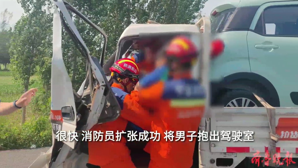 果然视频|两车相撞一人被困，消防员破拆施救