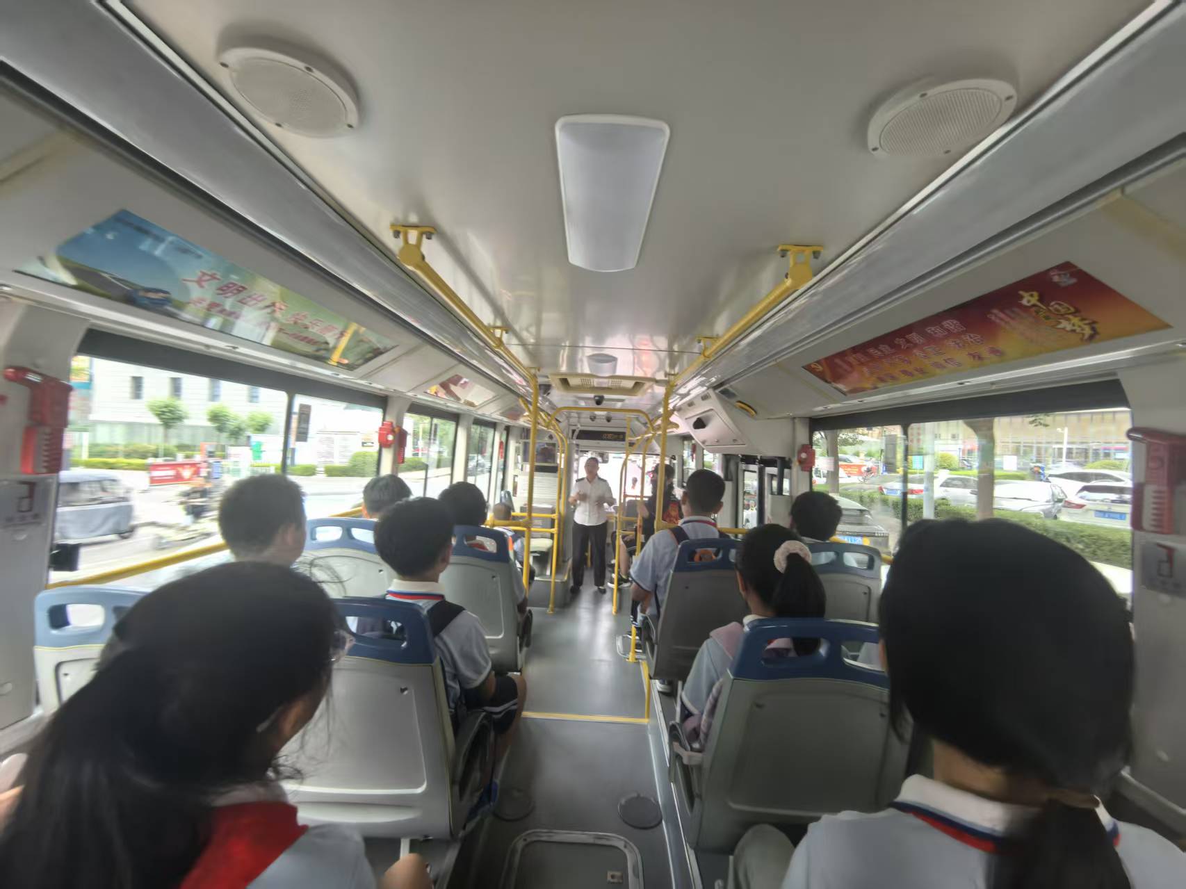 济宁公交一分公司党支部开展小学生安全乘车宣传活动