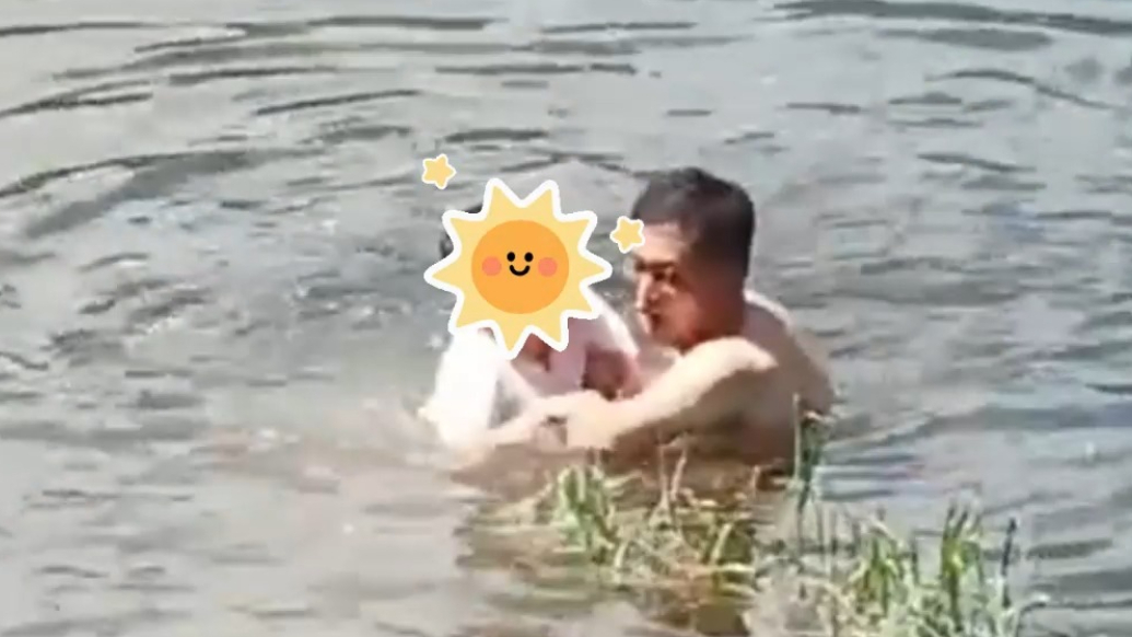 果然视频丨“不救我会后悔的” 夏津一老师河中拽回落水孩子 