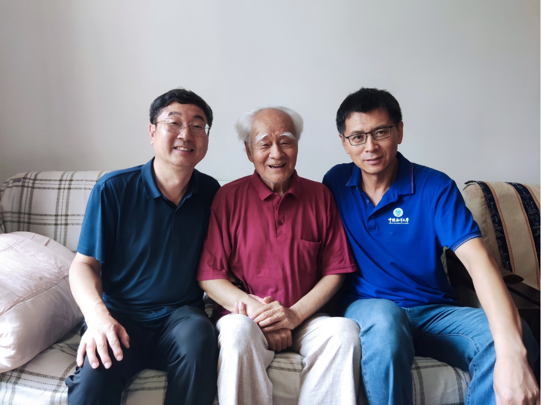中国海洋大学离退休党委组织“七一”走访，慰问离退休党员