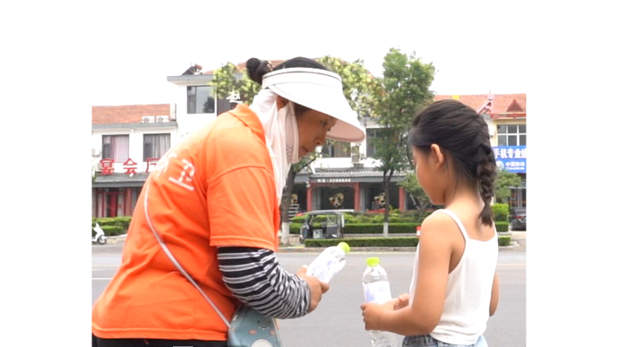 致敬“城市美容师” 爱心商户为环卫工人送水