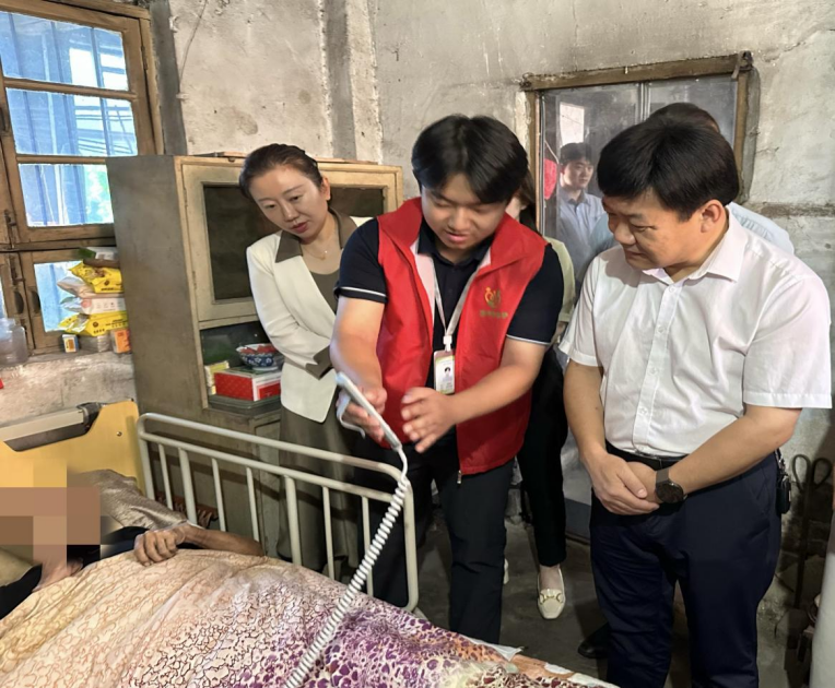 “暖心长护常相伴，辅具入户护安康”——兖州医保局联合中国人寿财险开展长护险辅具租赁入户活动
