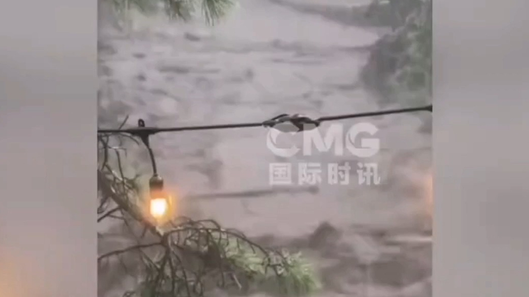 果然视频·看天下|美又一地爆发山洪，房子瞬间被冲走