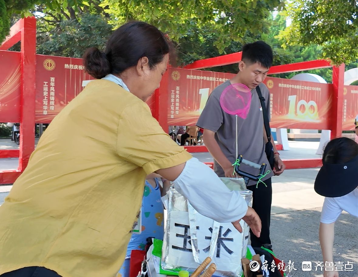 专题丨栈桥“玉米阿姨” 乘风破浪勇救人